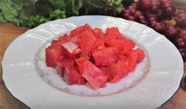 Рецепт - Легкий  простой салат из семги и винограда - Шаг 2 -  2. В первую очередь подготовим малосольную рыбу. Идеальный вариант - если она приготовлена своими руками, однако не менее вкусной будет рыбка из магазина. Нарезаем ( в нашем случае) семгу кубиками и откладываем в сторону. Уже скоро данная заготовка нам понадобится.