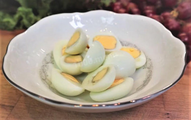 Рецепт - Легкий  простой салат из семги и винограда - Шаг 3 -  3. Затем режем перепелиные яйца пополам и также откладываем в сторону до момента, пока они нам не понадобятся.