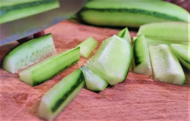 Рецепт - Легкий  простой салат из семги и винограда - Шаг 4 -  4. Далее поперечным разрезом делим огурцы на половинки, а затем также разрезаем их на бруски. Перед нарезкой мы сделали огурцы полосатыми, чтобы блюдо смотрелось интереснее и ярче.