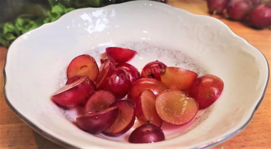 Рецепт - Легкий  простой салат из семги и винограда - Шаг 5 -  5. Последняя заготовка в нашем рецепте - порезанный половинками виноград.