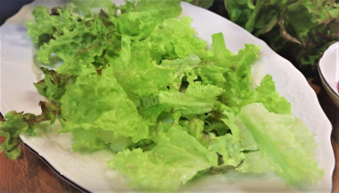 Рецепт - Легкий  простой салат из семги и винограда - Шаг 6 -  6. После того, как все приготовления закончены, смешиваем наши ингредиенты на блюде. Рвем салатную смесь на небольшие кусочки - это будет основой нашего блюда.