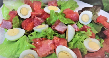 Рецепт - Легкий  простой салат из семги и винограда - Шаг 7 -  7. Далее выкладываем на тарелку порезанные кусочками рыбу, яйца и огурцы.