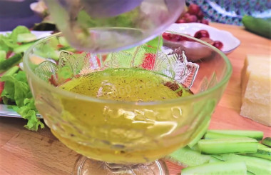 Рецепт - Легкий  простой салат из семги и винограда - Шаг 8 -  8. Следующим шагом будет приготовление средиземноморского соуса: смешиваем в плошке три ложки оливкового масла и сок половинки лимона, также солим и перчим по вкусу. Получившуюся смесь равномерно распределяем по блюду.