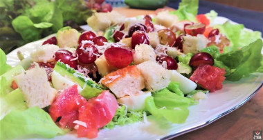 Рецепт - Легкий  простой салат из семги и винограда - Шаг 9 -  9. И наконец последний шаг - добавить к уже имеющимся ингредиентам сухарики и виноград. В получившийся салат добавляем немного тертого сыра, количество на Ваше усмотрение. Блюдо готово, приятного аппетита!