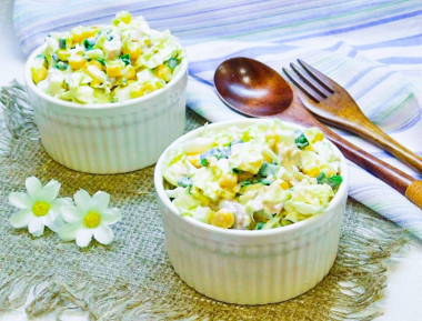 Салат из курицы с пекинской капустой и кукурузой