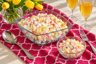 Салат с крабовыми палочками сыром и яйцом
