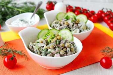 Салат свиное сердце с маринованным луком и огурцами