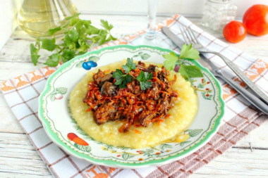 Печень с луком и морковью на сковороде