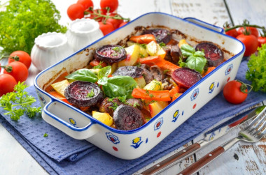 Говядина со свеклой и овощами в духовке