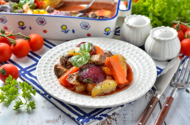 Говядина со свеклой и овощами в духовке