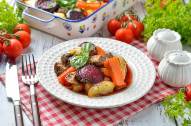 Говядина со свеклой и овощами в духовке