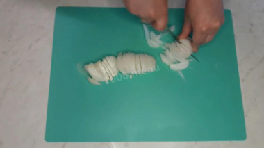 Рецепт - Салат Чайка с сыром, яйцами и горошком - Шаг 2 -  Репчатый лук нарежьте четверть-кольцами или соломкой.