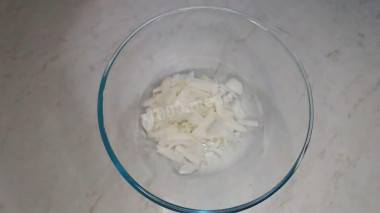 Рецепт - Салат Чайка с сыром, яйцами и горошком - Шаг 3 -  Лук отправляем в миску или тарелку.