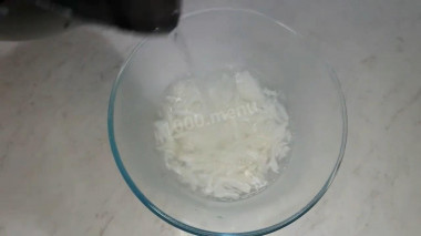 Рецепт - Салат Чайка с сыром, яйцами и горошком - Шаг 4 -  Заливаем лук кипятком (приблизительно 150 мл).