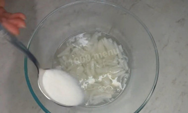 Рецепт - Салат Чайка с сыром, яйцами и горошком - Шаг 5 -  Затем к луку добавляем 2 столовых ложки сахара.