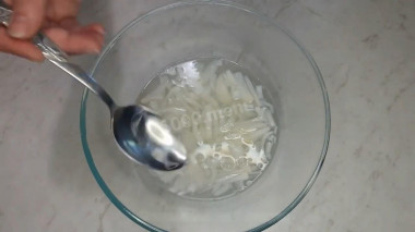 Рецепт - Салат Чайка с сыром, яйцами и горошком - Шаг 6 -  Добавляем 2 ст. ложки 9% уксуса. Оставляем мариноваться на 5 минут. Затем сливаем воду из миски с луком. Лук ополосните проточной водой.