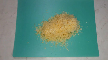 Рецепт - Салат Чайка с сыром, яйцами и горошком - Шаг 7 -  Твердый сыр натираем на терке или нарезаем небольшими кубиками.