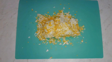 Рецепт - Салат Чайка с сыром, яйцами и горошком - Шаг 8 -  Куриные яйца натираем на терке или нарезаем небольшими кубиками.