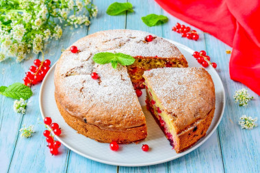 Шарлотка с замороженными ягодами