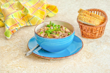 Куриная печень в сметане с луком на сковороде