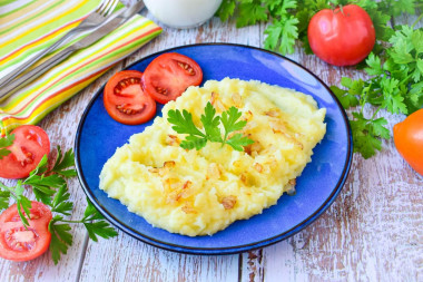 Картофельное пюре с луком жареным и маслом
