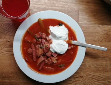 Говяжья солянка с колбасами луком томатной пастой