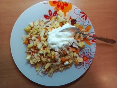 салат с квашеной капустой и яичным блинчиком