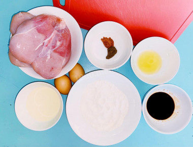 Рецепт - Куриное филе в кляре из соевого соуса с мукой и яйцом - Шаг 1 - Начинаем с подготовки ингредиентов сокращая время готовки. Куриное филе разморозить на половину(если замороженное), чтобы легче было резать. Яйца промываем. Яйца может понадобиться 3 шт, приготовьте заранее, дело в том, что ваш расход может отличаться от моего. Муку, соевый соус, оливковое масло, специи отмеряем нужное количество. Можно приступать.