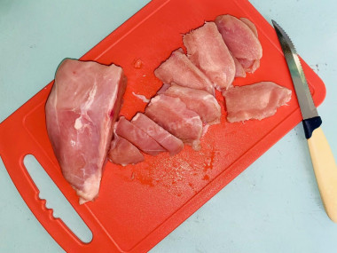 Рецепт - Куриное филе в кляре из соевого соуса с мукой и яйцом - Шаг 2 -  Нарезаем подготовленное куриное филе шириной в 1 см. Всё филе перекладываем в любую глубокую посуду, я использовала чашку.