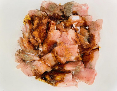 Рецепт - Куриное филе в кляре из соевого соуса с мукой и яйцом - Шаг 3 -  В чашку к нарезанному куриному филе добавляем красный, черный перец, соль, поливаем оливковым маслом и соевым соусом. Все перемешиваем, я мешаю рукой, как бы слегка втирая маринад. Оставляем мариноваться на 30 минут прямо на столе.