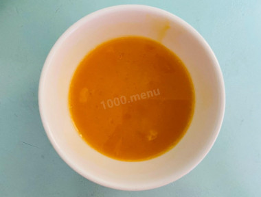 Рецепт - Куриное филе в кляре из соевого соуса с мукой и яйцом - Шаг 4 -  Пока филешка маринуется разбиваем яйца в чашечку, перемешиваем, добавляем сюда две щепотки соли. На столе у нас остается чашка с филе, с яйцами и мука.