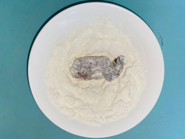 Рецепт - Куриное филе в кляре из соевого соуса с мукой и яйцом - Шаг 5 -  Маринованное куриное филе обваливаем в муке с двух сторон, лишнюю муку стряхиваем. Я где-то по 5-6 кусочков обваливаю в муке, потом перехожу к следующему шагу.