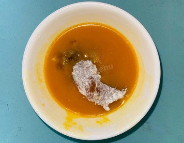 Рецепт - Куриное филе в кляре из соевого соуса с мукой и яйцом - Шаг 6 -  После муки, обмакиваем каждый кусочек филе в яйце с двух сторон и сразу же выкладываем на предварительно раскалённую сковороду.