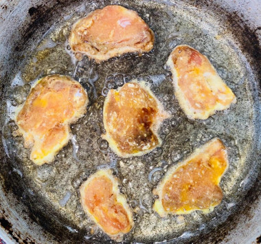 Рецепт - Куриное филе в кляре из соевого соуса с мукой и яйцом - Шаг 7 -  Жарим 3 минуты с одной стороны, до золотистой корочки.