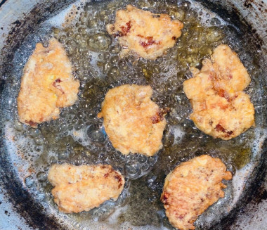 Рецепт - Куриное филе в кляре из соевого соуса с мукой и яйцом - Шаг 8 -  Переворачиваем и жарим ещё 3 минуты, до золотистой корочки. Выкладываем на тарелочку или куда вам удобно.