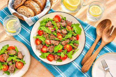 Салат с рукколой и печенью