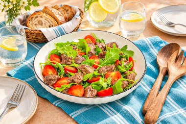 Салат с рукколой и печенью
