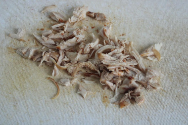 Рецепт - Салат из консервированной фасоли с филе курицы и сыром - Шаг 1 - Приготовим ингредиенты по списку. Курицу для этого рецепта можно использовать отварную или копченую, если хочется придать блюду специфический привкус копченостей и остринку. Для использования отварной курицы куриную грудку промываем и отвариваем в подсоленной воде. Даем мясу остыть и нарезаем его кубиками или соломкой.