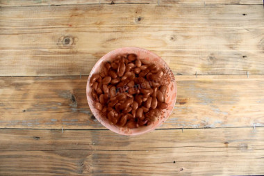 Рецепт - Салат из консервированной фасоли с филе курицы и сыром - Шаг 2 -  Банку с консервированной фасолью открываем, рассол сливаем, фасоль промываем водой, жидкости даем стечь.