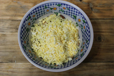Рецепт - Салат из консервированной фасоли с филе курицы и сыром - Шаг 4 -  Куриные яйца отвариваем вкрутую, остужаем, чистим и натираем на терке.