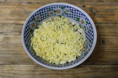 Рецепт - Салат из консервированной фасоли с филе курицы и сыром - Шаг 5 -  Твердый сыр натираем на терке. Сыр можно использовать любой по вкусу, но лучше без каких-либо вкусовых добавок, чтобы он не затмил вкус других составляющих салата.