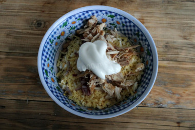 Рецепт - Салат из консервированной фасоли с филе курицы и сыром - Шаг 6 -  По вкусу можно добавить в состав салата маринованный или свежий огурец. Все приготовленные ингредиенты кладем в глубокий салатник. Для пикантности добавляем пропущенный через пресс зубчик чеснока. В качестве заправки можно использовать майонез, сметану или смесь из сметаны и майонеза. В зависимости от используемого продукта для заправки добавляем соль по вкусу.