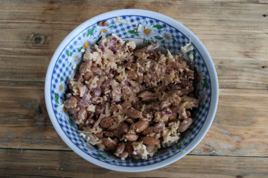 Рецепт - Салат из консервированной фасоли с филе курицы и сыром - Шаг 7 -  Перемешиваем ингредиенты и убираем на полчаса в холодильник, чтобы салат хорошо пропитался. Раскладываем салат в порционные салатники или подаем в большом. Приятного аппетита!