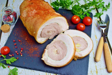 Рулет из свиной грудинки запеченный в духовке