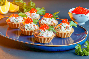 Тарталетки с крабовыми палочками сыром и яйцом