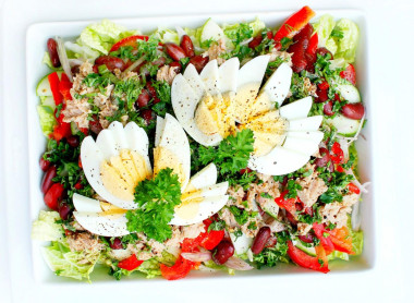 Салат с консервированным тунцом и пекинской капустой