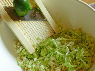 Рецепт - Крабовый салат без риса с молодой капустой - Шаг 3 -  Далее в емкость измельчим тонкой соломкой свежий огурец, это лучше сделать с помощью терки для моркови по-корейски.