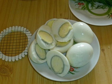 Рецепт - Крабовый салат без риса с молодой капустой - Шаг 4 -  Вареные яйца очистим от скорлупы и разрежем на половинки.