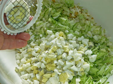 Рецепт - Крабовый салат без риса с молодой капустой - Шаг 5 -  Каждую половинку яйца пропустим через сеточку-овощерезку, сразу добавляя в салат.