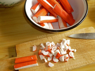 Рецепт - Крабовый салат без риса с молодой капустой - Шаг 6 -  Нарежем мелкими кубиками крабовые палочки.